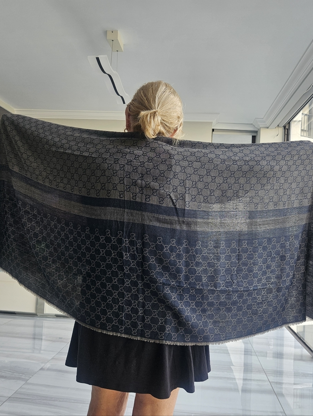 Gucci scarf.Very nice - Picture 3 of 5